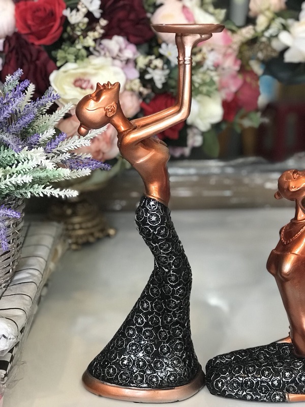 Tượng cô thôn nữ cầm nến